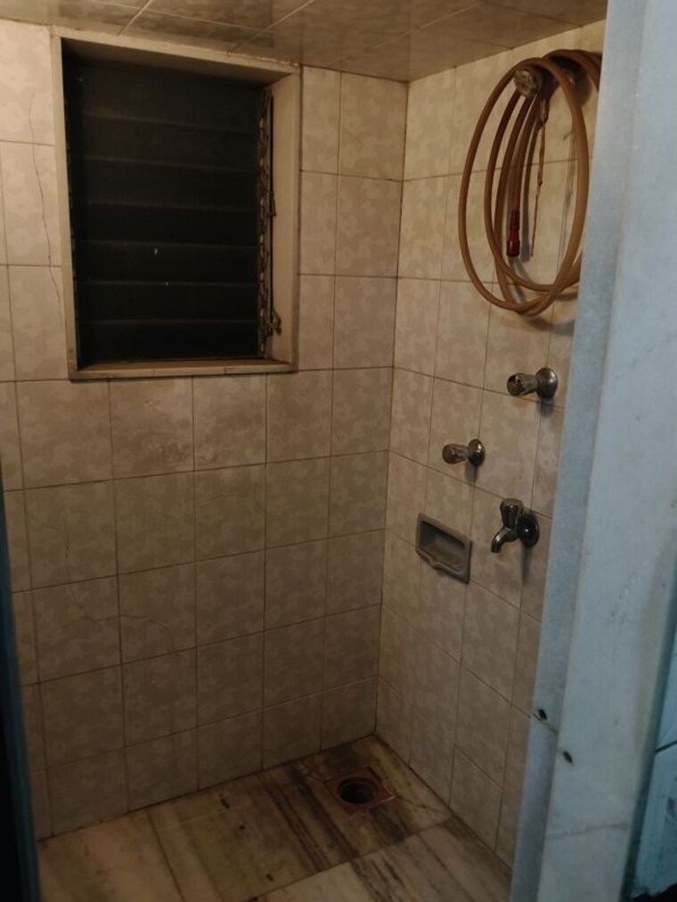 Bathroom, vile parle west 1 RK 250 Sq.Ft. Apartment In Vile Parle West Mumbai 10729604