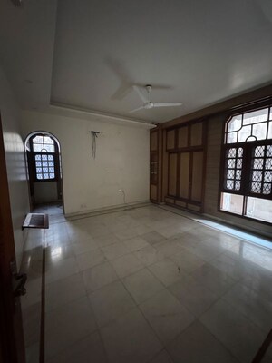 Room in 6+ BHK Independent House at Greater Kailash ii – for Rent