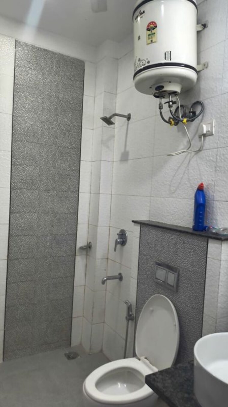 Bathroom, unitech-south-city-ii 3 Bedroom 1800 Sq.Ft. Builder Floor In Sector 50 Gurgaon 10729705