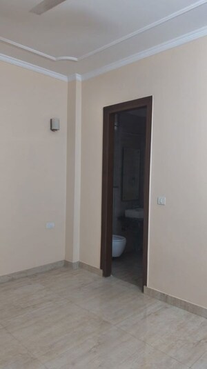 Room in 3 BHK Builder Floor at Unitech South City II, Sector 50 – for Rent