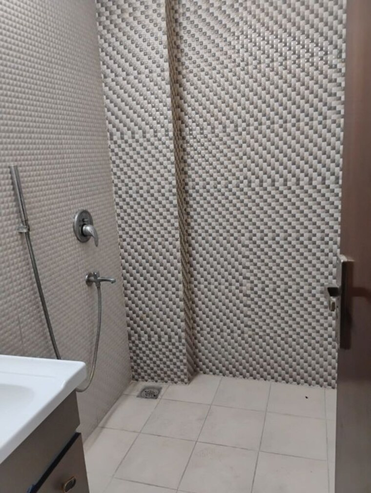 Bathroom, palm-residency-chhatarpur 4 Bedroom 2500 Sq.Yd. Apartment In Chattarpur Delhi 10729734