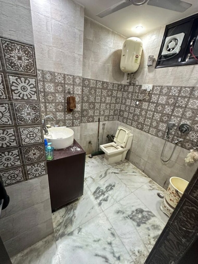 Bathroom, new rajinder nagar 3 Bedroom 170 Sq.Yd. Builder Floor In New Rajinder Nagar Delhi 10729752