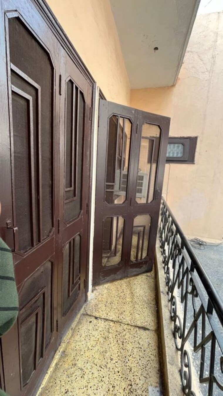 Balcony, inderpuri 3 Bedroom 200 Sq.Yd. Builder Floor In Inderpuri Delhi 10729756