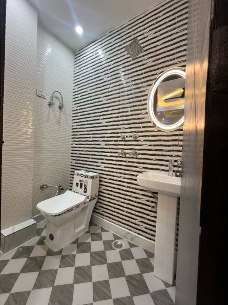 Bathroom, uttam nagar west 2 Bedroom 65 Sq.Yd. Builder Floor In Uttam Nagar West Delhi 10729800