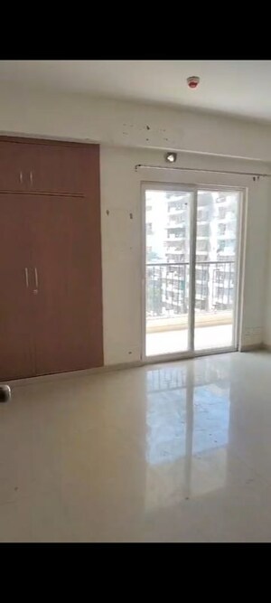 Room in 4 BHK Apartment at Windsor Paradise 2, Raj Nagar Extension – for Rent