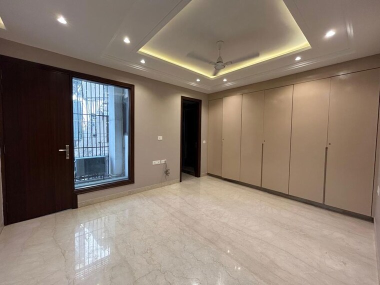 Room, greater kailash ii 3 Bedroom 250 Sq.Yd. Builder Floor In Greater Kailash ii Delhi 10729859