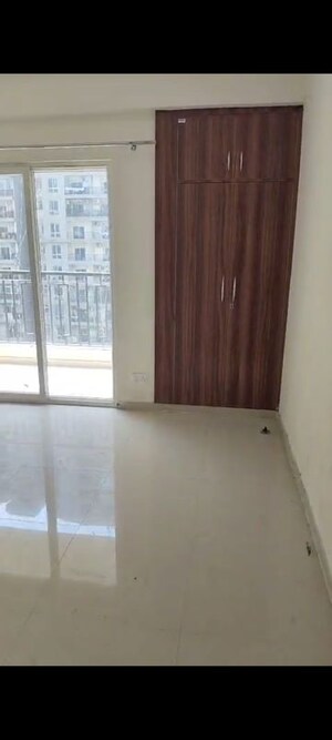 Room in 4 BHK Apartment at Windsor Premium Tower, Raj Nagar Extension – for Rent