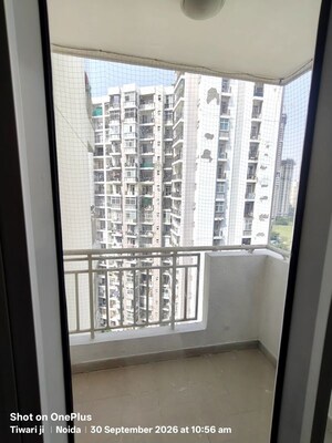 Room in 3 BHK Apartment at Supertech Cape Town, Sector 74 – for Sale