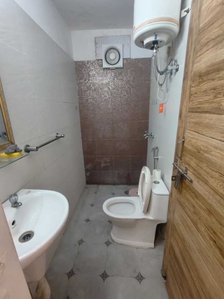 Bathroom, malviya nagar 1 RK 400 Sq.Ft. Builder Floor In Malviya Nagar Delhi 10729879