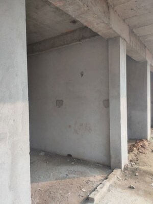 Room in  Shop at Modipuram – for Sale