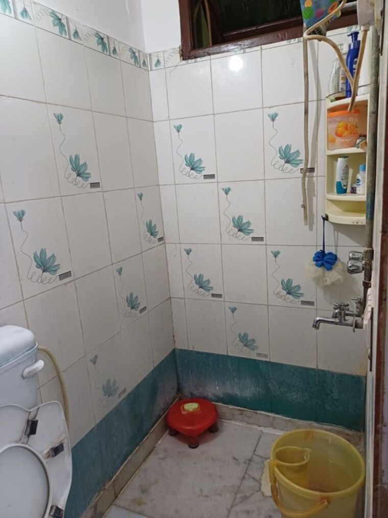 Bathroom, lalita park 2 Bedroom 68 Sq.Yd. Builder Floor In Lalita Park Delhi 10729962