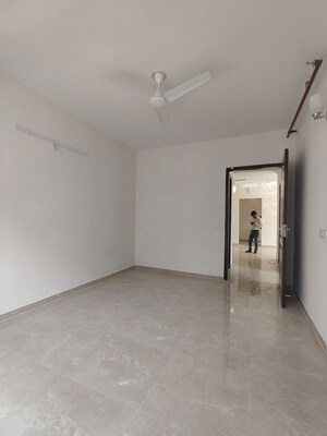 Room in 2.5 BHK Apartment at Omaxe Hazratganj Residency, Gomti Nagar – for Rent