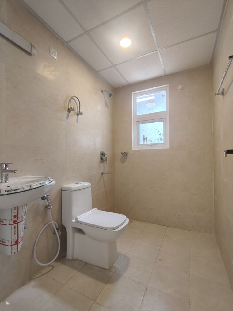 Bathroom, omaxe-hazratganj-residency 2.5 Bedroom 1250 Sq.Ft. Apartment In Gomti Nagar Lucknow 10169313