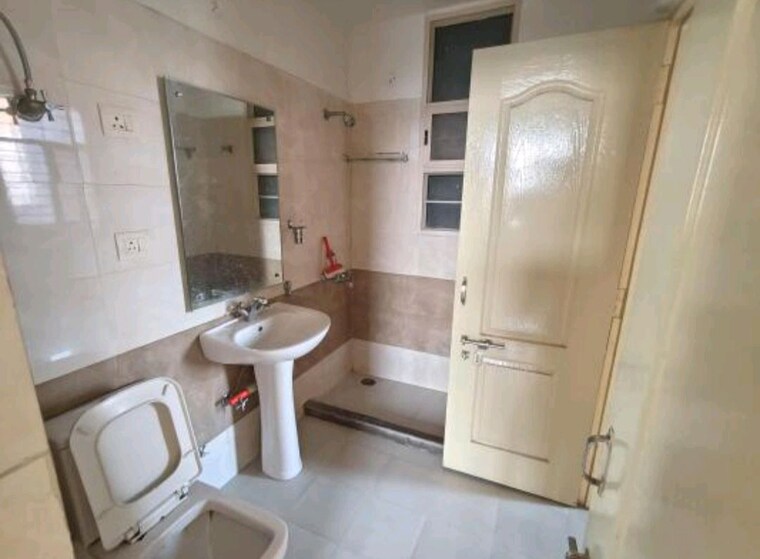Bathroom, shalimar-emerald 3 Bedroom 1850 Sq.Ft. Apartment In Butler Colony Lucknow 10730013