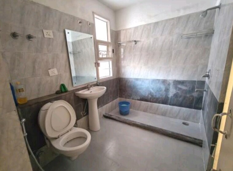 Bathroom, shalimar-emerald 3 Bedroom 1850 Sq.Ft. Apartment In Butler Colony Lucknow 10730013