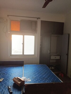 Room in 2 BHK Apartment at Amrapali Silicon City, Sector 76 – for Rent