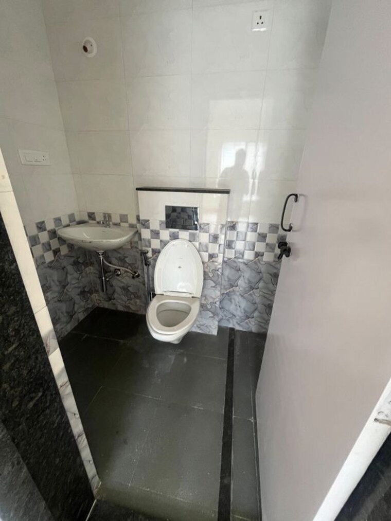 Bathroom, bhusari colony 3 Bedroom 1200 Sq.Ft. Apartment In Bhusari Colony Pune 10730144