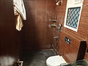 Bathroom in 4 BHK Apartment at Embassy Habitat, Palace Road – for Rent