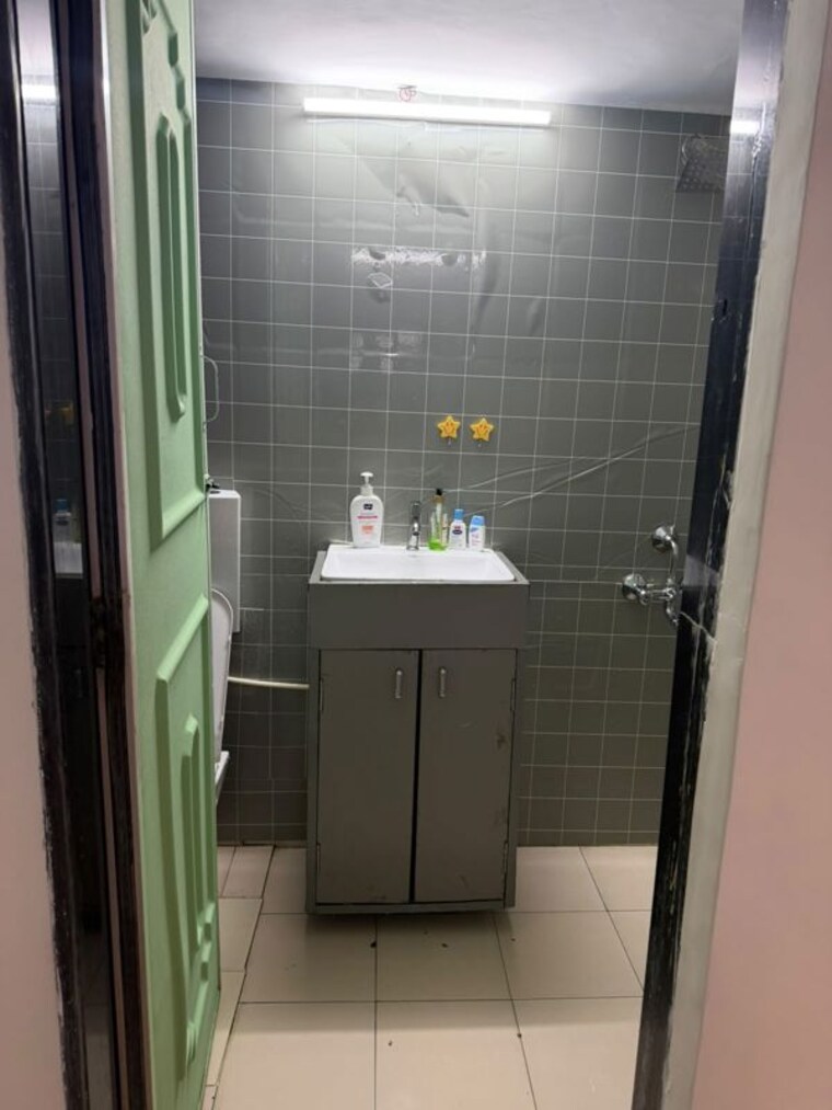 Bathroom, montana-chs 1 Bedroom 450 Sq.Ft. Apartment In Andheri West Mumbai 10730411