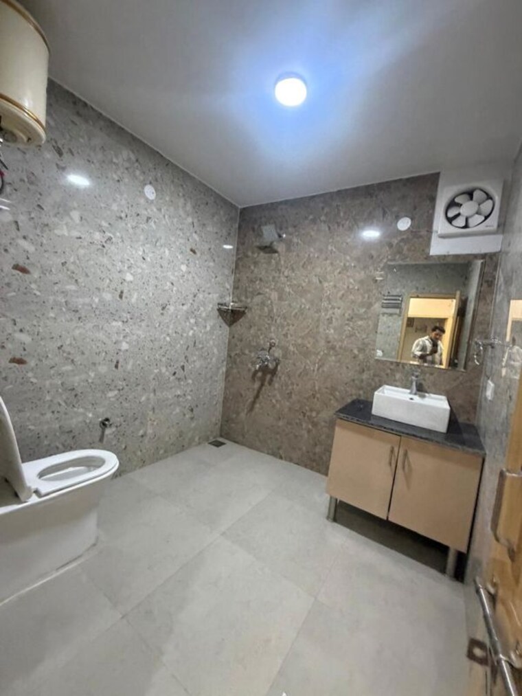 Bathroom, chattarpur 2 Bedroom 900 Sq.Ft. Builder Floor In Chattarpur Delhi 10730432