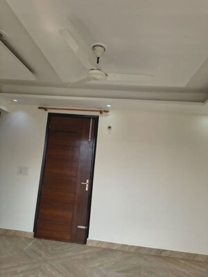 Room in 3 BHK Builder Floor at Sector 57 – for Rent
