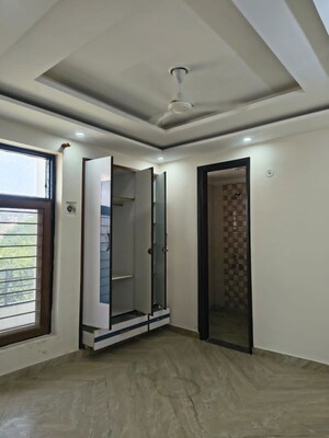 Room in 3 BHK Builder Floor at Sector 57 – for Rent