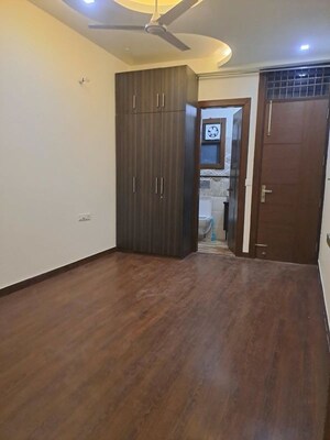 Room in 3 BHK Builder Floor at South City 1 – for Rent