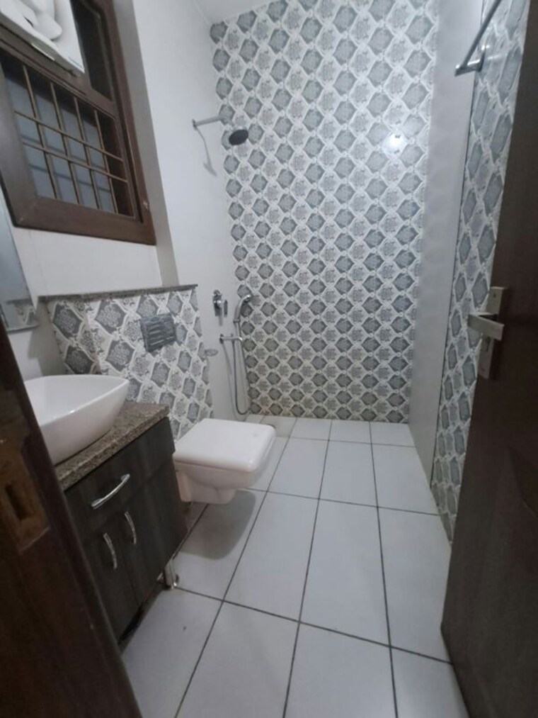 Bathroom, south city 1 3 Bedroom 1850 Sq.Ft. Builder Floor In South City 1 Gurgaon 10730488