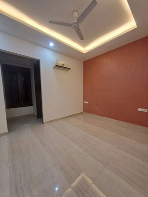 Room in 3 BHK Builder Floor at South City 1 – for Rent