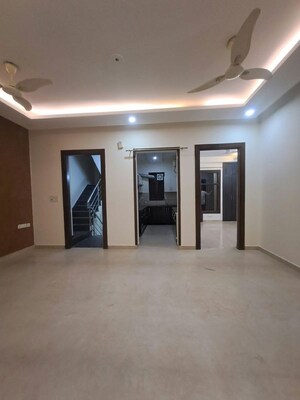 Room in 3 BHK Builder Floor at South City 1 – for Rent