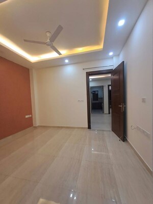 Room in 3 BHK Builder Floor at South City 1 – for Rent