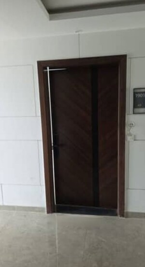 Room in 3 BHK Apartment at Shalimar Belvedere Court, Gomti Nagar – for Sale