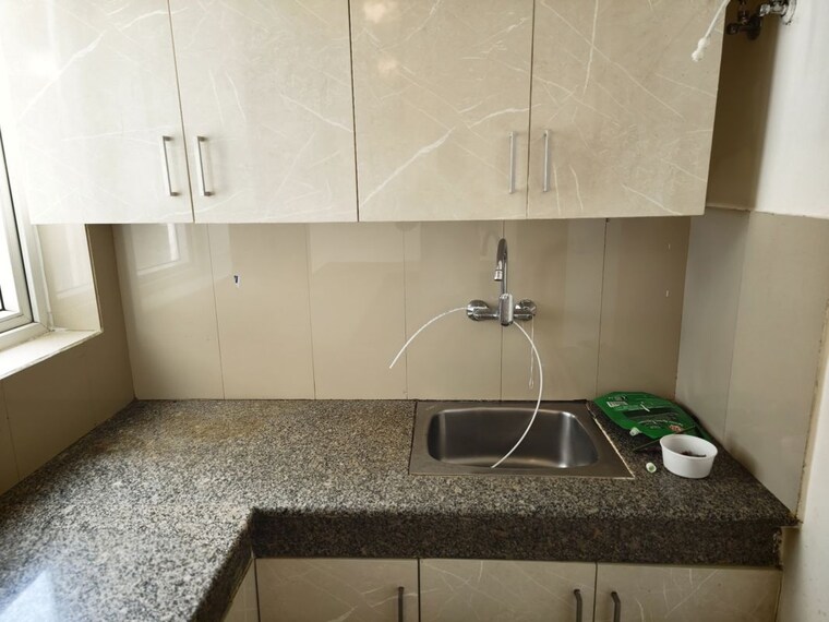 Bathroom, unitech-uniworld-gardens-2 2 Bedroom 973 Sq.Ft. Apartment In Sector 47 Gurgaon 10730524