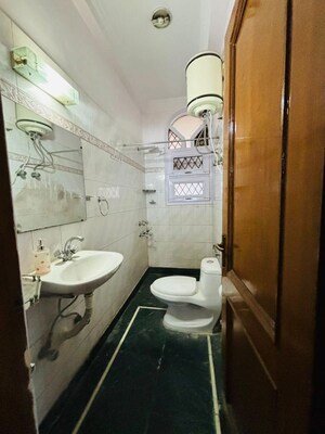 Bathroom in 1.5 BHK Independent House at Dlf Phase ii – for Rent