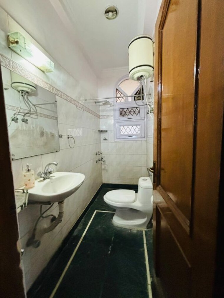 Bathroom, dlf phase ii 1.5 Bedroom 2500 Sq.Ft. Independent House In Dlf Phase ii Gurgaon 10730462