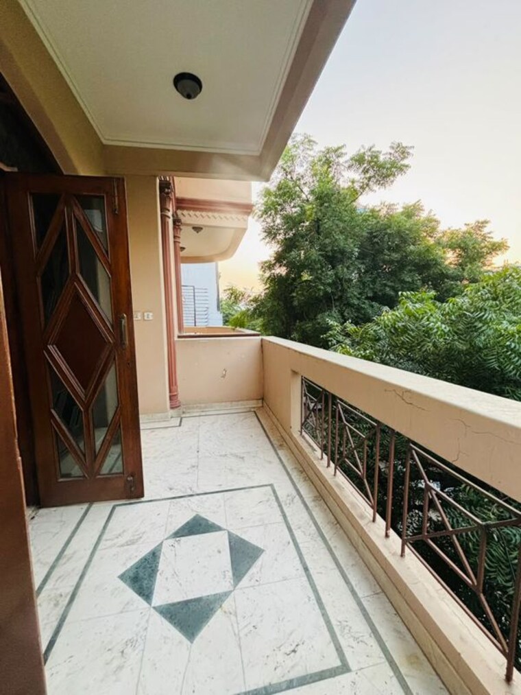 Balcony, dlf phase ii 1.5 Bedroom 2500 Sq.Ft. Independent House In Dlf Phase ii Gurgaon 10730462