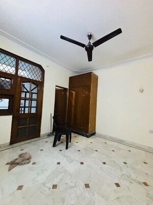 Room in 1.5 BHK Independent House at Dlf Phase ii – for Rent