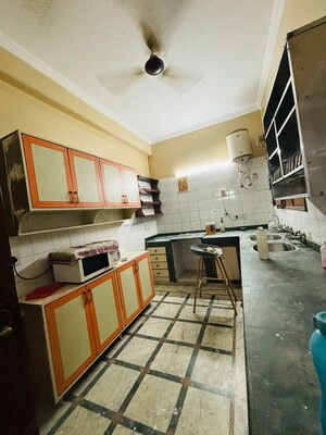 Kitchen in 1.5 BHK Independent House at Dlf Phase ii – for Rent