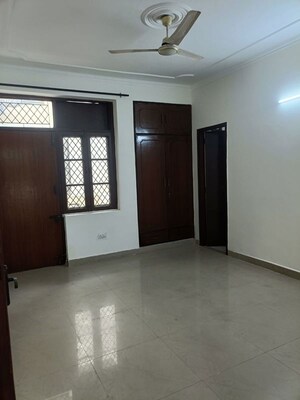 Room in 2 BHK Apartment at Signature Global Prime, Sector 63a – for Rent