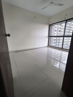 Room in 3 BHK Apartment at Mantra Montana Phase 1, Dhanori – for Rent
