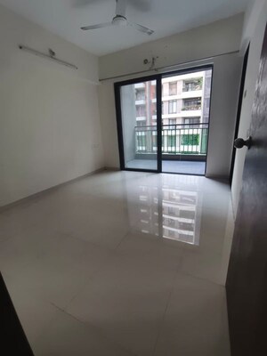 Room in 3 BHK Apartment at Mantra Montana Phase 1, Dhanori – for Rent
