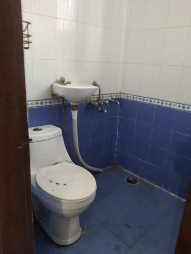 Bathroom, sector 23 1 Bedroom 600 Sq.Ft. Villa In Sector 23 Gurgaon 10730717