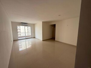 Room in 3.5 BHK Apartment at Silverglades The Melia, Sohna Sector 35 – for Sale