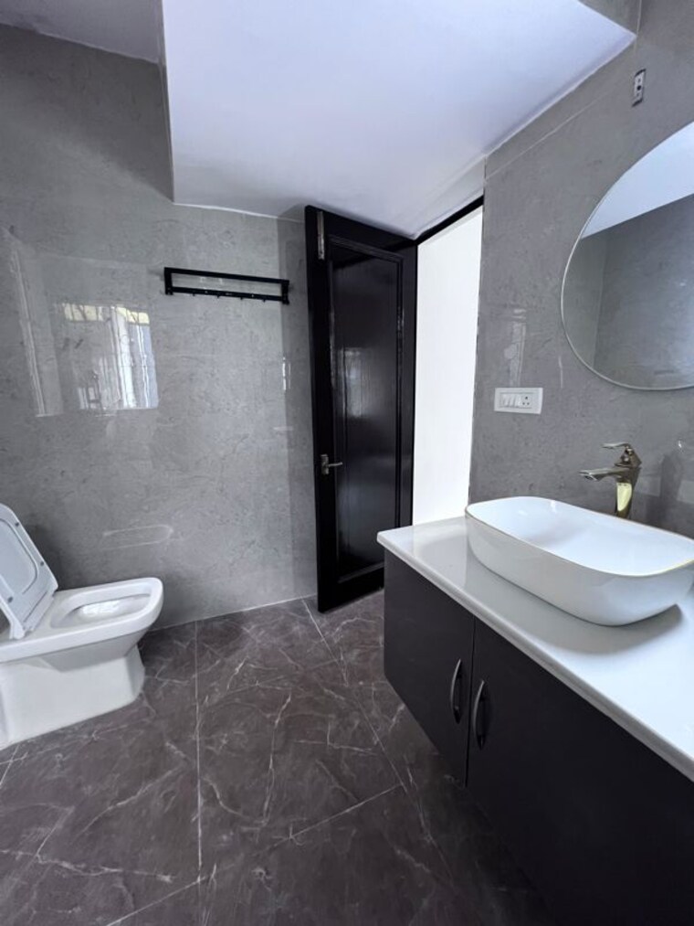 Bathroom, chittaranjan park 2 Bedroom 160 Sq.Yd. Builder Floor In Chittaranjan Park Delhi 10730735