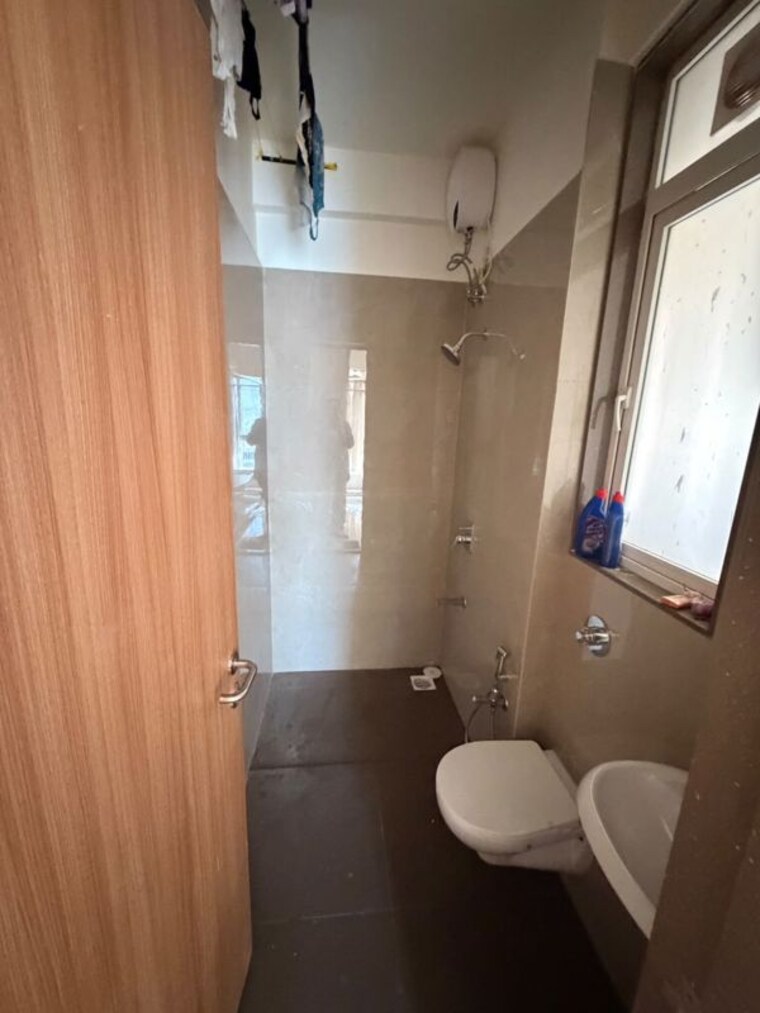 Bathroom, adarsh-nagar-society 2 Bedroom 590 Sq.Ft. Apartment In Worli Mumbai 10730776