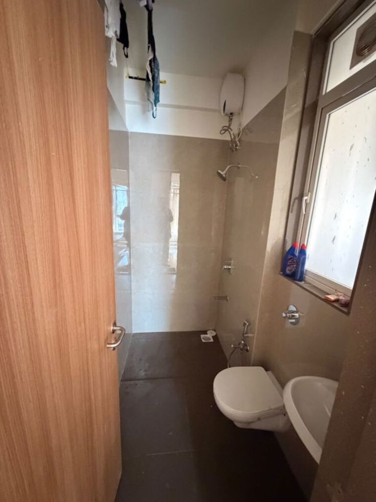 Bathroom, adarsh-nagar-society 2 Bedroom 590 Sq.Ft. Apartment In Worli Mumbai 10730776