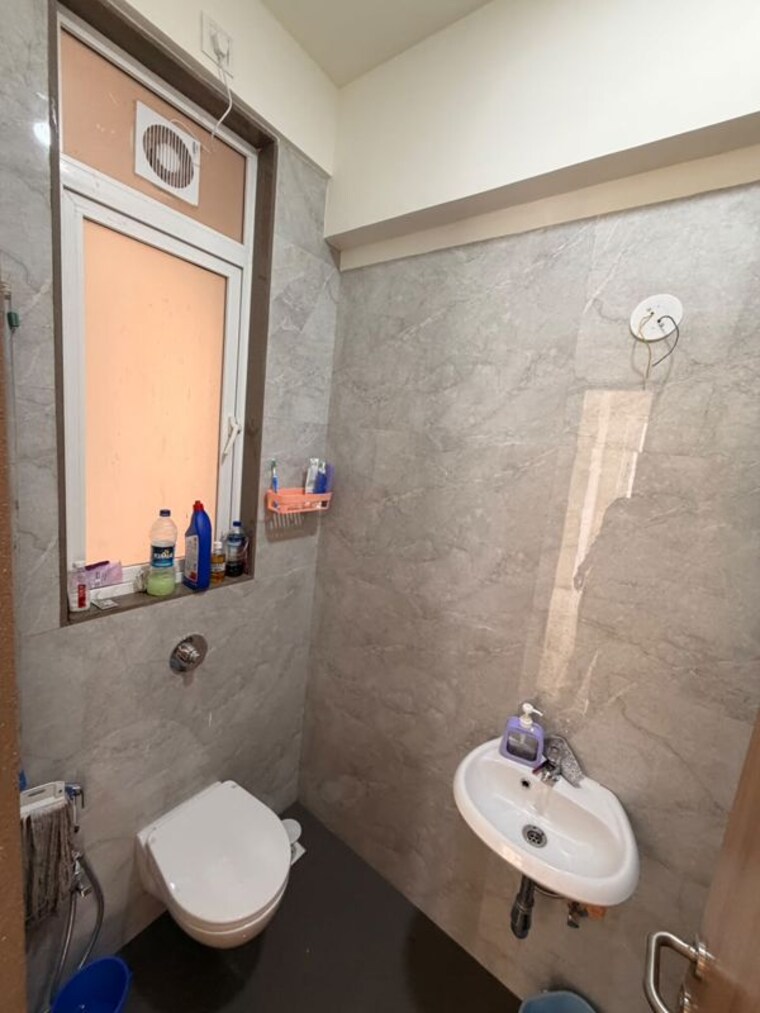 Bathroom, adarsh-nagar-society 2 Bedroom 590 Sq.Ft. Apartment In Worli Mumbai 10730776