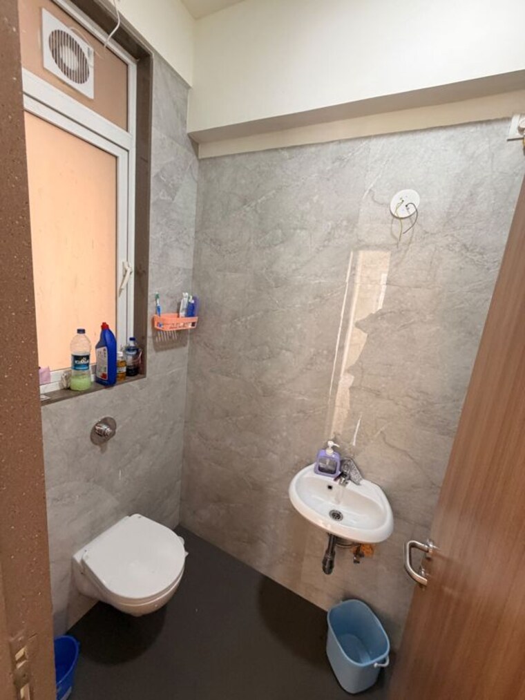 Bathroom, adarsh-nagar-society 2 Bedroom 590 Sq.Ft. Apartment In Worli Mumbai 10730776