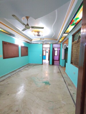 Room in 3 BHK Builder Floor at Niti Khand I – for Rent