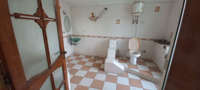 Bathroom, south city 1 3.5 Bedroom 4200 Sq.Ft. Villa In South City 1 Gurgaon 10730791